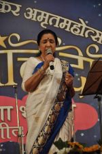 Asha Bhosle at Dinanath Mangeshkar Award in Parle East, Mumbai on 31st March 2013 (12).JPG