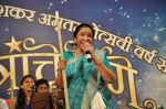 Asha Bhosle at Dinanath Mangeshkar Award in Parle East, Mumbai on 31st March 2013 (20).JPG