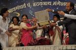 Lata Mangeshkar at Dinanath Mangeshkar Award in Parle East, Mumbai on 31st March 2013 (72).JPG