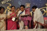 Lata Mangeshkar, Asha Bhosle at Dinanath Mangeshkar Award in Parle East, Mumbai on 31st March 2013 (101).JPG