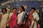 Lata Mangeshkar, Asha Bhosle at Dinanath Mangeshkar Award in Parle East, Mumbai on 31st March 2013 (109).JPG