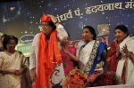 Lata Mangeshkar, Asha Bhosle at Dinanath Mangeshkar Award in Parle East, Mumbai on 31st March 2013 (111).JPG