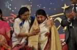 Lata Mangeshkar, Asha Bhosle at Dinanath Mangeshkar Award in Parle East, Mumbai on 31st March 2013 (113).JPG