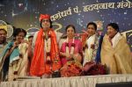 Lata Mangeshkar, Asha Bhosle at Dinanath Mangeshkar Award in Parle East, Mumbai on 31st March 2013 (116).JPG
