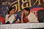 Lata Mangeshkar, Asha Bhosle at Dinanath Mangeshkar Award in Parle East, Mumbai on 31st March 2013 (51).JPG