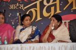 Lata Mangeshkar, Asha Bhosle at Dinanath Mangeshkar Award in Parle East, Mumbai on 31st March 2013 (53).JPG