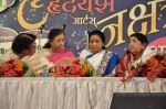 Lata Mangeshkar, Asha Bhosle at Dinanath Mangeshkar Award in Parle East, Mumbai on 31st March 2013 (60).JPG