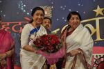 Lata Mangeshkar, Asha Bhosle at Dinanath Mangeshkar Award in Parle East, Mumbai on 31st March 2013 (88).JPG