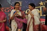 Lata Mangeshkar, Asha Bhosle at Dinanath Mangeshkar Award in Parle East, Mumbai on 31st March 2013 (97).JPG
