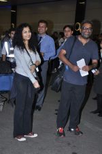Gauri Shinde, R Balki leave for TOIFA Day 3 in Mumbai Airport on 3rd April 2013 (40).JPG