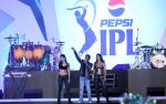 KATRINA, SRK AND DEEPIKA PADUKONE at IPL 6 opening ceremony in Kolkata on 2nd April 2012 (2).jpg