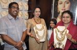 Hema Malini inaugurates Malabar Gold Store in Andheri, Mumbai on 7th April 2013 (143).JPG