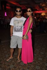 karan with lisa at Elle Carnival in aid of Womens Cancer Initiative a foundation set up by Devieka Bhojwani in Mumbai on 7th April 2013.JPG