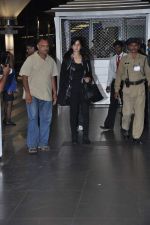 Katrina Kaif arrive from TOIFA 2013 in Mumbai on 8th April 2013 (73).JPG