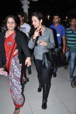 Malaika Arora Khan arrive from TOIFA 2013 in Mumbai on 8th April 2013 (116).JPG