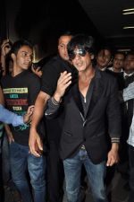 Shahrukh Khan arrive from TOIFA 2013 in Mumbai on 8th April 2013 (58).JPG