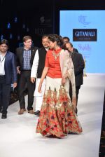Sonam Kapoor walk the ramp for Gitanjali Gems Ltd Show at  IIJW Delhi day 1 on 12th April 2013 (78).JPG