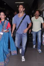 Hrithik Roshan returns from Singapore in Mumbai on 18th April 2013 (1).JPG