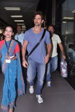 Hrithik Roshan returns from Singapore in Mumbai on 18th April 2013 (4).JPG