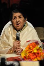 Lata Mangeshkar at Dinanath Mangeshkar Awards in Sion, Mumbai on 24th April 2013 (72).JPG