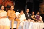 Lata Mangeshkar, Suresh Wadkar at Dinanath Mangeshkar Awards in Sion, Mumbai on 24th April 2013 (3).JPG