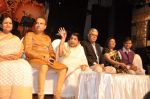 Lata Mangeshkar, Suresh Wadkar at Dinanath Mangeshkar Awards in Sion, Mumbai on 24th April 2013 (4).JPG