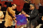 Lata Mangeshkar, Suresh Wadkar at Dinanath Mangeshkar Awards in Sion, Mumbai on 24th April 2013 (44).JPG