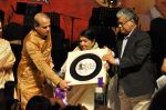 Lata Mangeshkar, Suresh Wadkar at Dinanath Mangeshkar Awards in Sion, Mumbai on 24th April 2013 (46).JPG