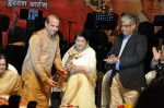Lata Mangeshkar, Suresh Wadkar at Dinanath Mangeshkar Awards in Sion, Mumbai on 24th April 2013 (48).JPG