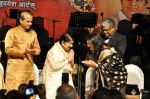 Lata Mangeshkar, Suresh Wadkar at Dinanath Mangeshkar Awards in Sion, Mumbai on 24th April 2013 (53).JPG