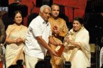 Lata Mangeshkar, Suresh Wadkar at Dinanath Mangeshkar Awards in Sion, Mumbai on 24th April 2013 (62).JPG