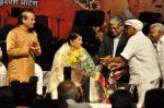 Lata Mangeshkar, Suresh Wadkar at Dinanath Mangeshkar Awards in Sion, Mumbai on 24th April 2013 (65).JPG