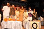 Lata Mangeshkar, Suresh Wadkar at Dinanath Mangeshkar Awards in Sion, Mumbai on 24th April 2013 (71).JPG