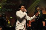 Sonu Nigam at Dinanath Mangeshkar Awards in Sion, Mumbai on 24th April 2013 (93).JPG