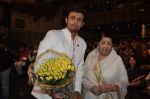 Sonu Nigam, Lata Mangeshkar at Dinanath Mangeshkar Awards in Sion, Mumbai on 24th April 2013 (91).JPG