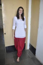 Kalki Koechlin snapped at Mumbai Drama school in Charni Road, Mumbai on 28th April 2013 (43).JPG
