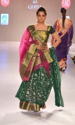 Model walks for Shaina NC showcases her bridal line at Weddings at Westin show with Jewellery by gehna on 5th May 2013 (160).JPG