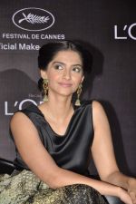 Sonam Kapoor launches L_oreal Sunset collection and Bollywood inspired make-up for Cannes in Taj Land_s End, Mumbai on 6th May 2013 (112).JPG