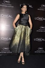 Sonam Kapoor launches L_oreal Sunset collection and Bollywood inspired make-up for Cannes in Taj Land_s End, Mumbai on 6th May 2013 (118).JPG