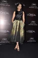 Sonam Kapoor launches L_oreal Sunset collection and Bollywood inspired make-up for Cannes in Taj Land_s End, Mumbai on 6th May 2013 (119).JPG