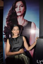 Sonam Kapoor launches L_oreal Sunset collection and Bollywood inspired make-up for Cannes in Taj Land_s End, Mumbai on 6th May 2013 (64).JPG