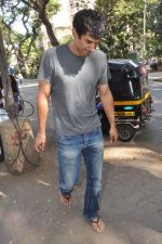 Aditya Roy Kapoor snapped in bandra, Mumbai on 8th May 2013 (1).JPG