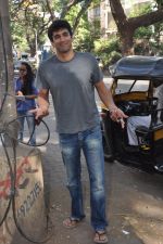 Aditya Roy Kapoor snapped in bandra, Mumbai on 8th May 2013 (2).JPG