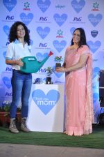 Kangana Ranaut with Mom at P&G thank you mom event in Bandra, Mumbai on 8th May 2013 (48).JPG