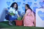 Kangana Ranaut with Mom at P&G thank you mom event in Bandra, Mumbai on 8th May 2013 (53).JPG
