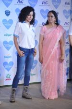 Kangana Ranaut with mom at P&G thank you mom event in Bandra, Mumbai on 8th May 2013 (16).JPG