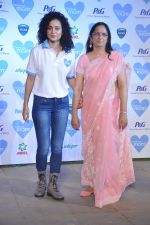 Kangana Ranaut with mom at P&G thank you mom event in Bandra, Mumbai on 8th May 2013 (17).JPG