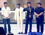 Shahrukh Khan gets Chevalier Sivaji Award at the 7th edition of Vijay Awards in Chennai on 11th May 2013 (2).JPG