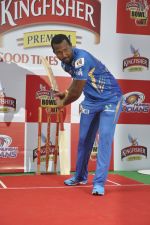 Mumbai Indians Dwayne Smith, Glen Maxwell and Aiden Blizzard Kingfisher _Bowl Out_  event in Phoenix, Mumbai on 13th May 2013 (10).JPG