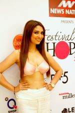 Pooja Misra a showstopper in a baby pink bra in aid of breast cancer in Delhi on 13th May 2013 (5).JPG